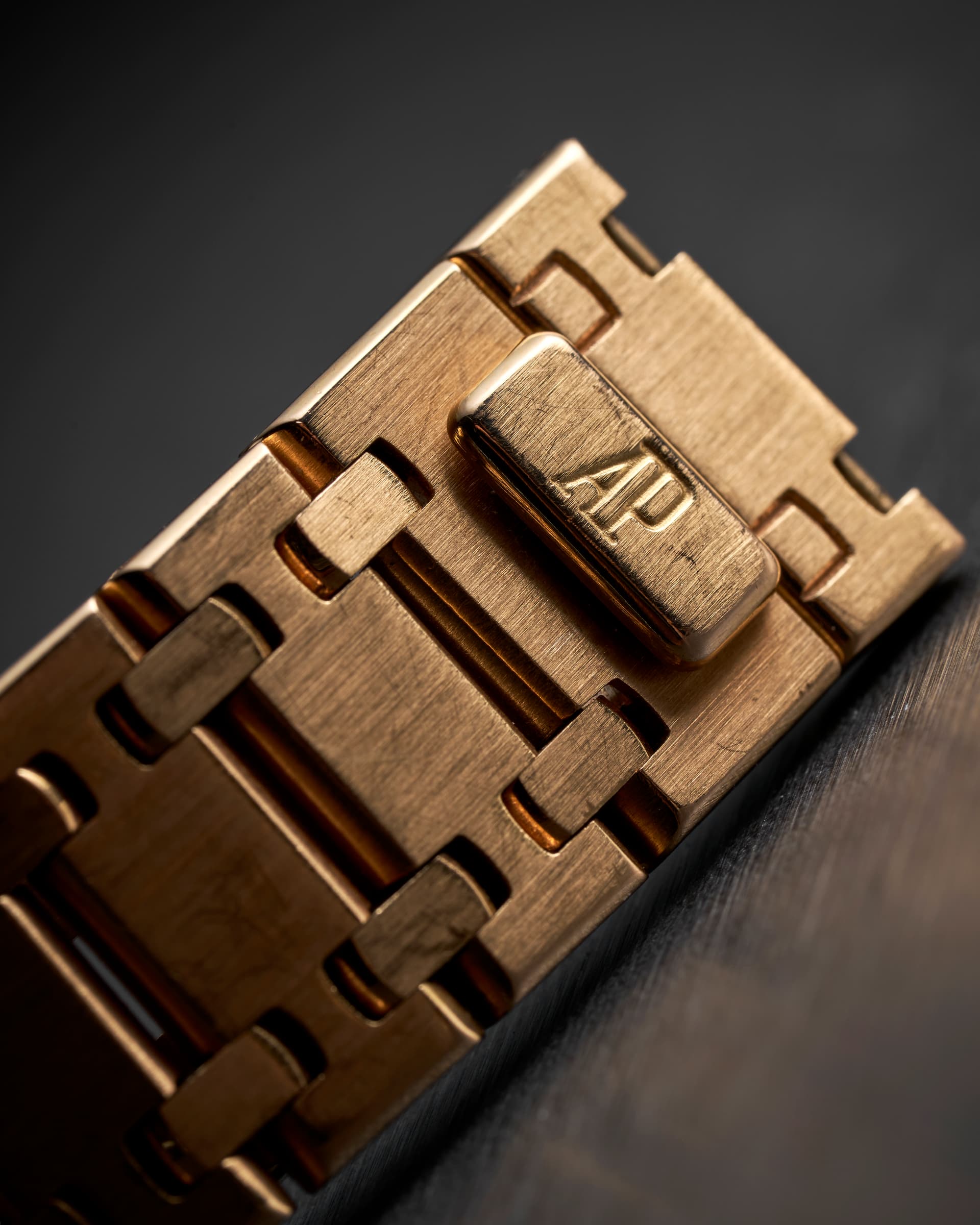 Clasp of the yellow gold Royal Oak bracelet