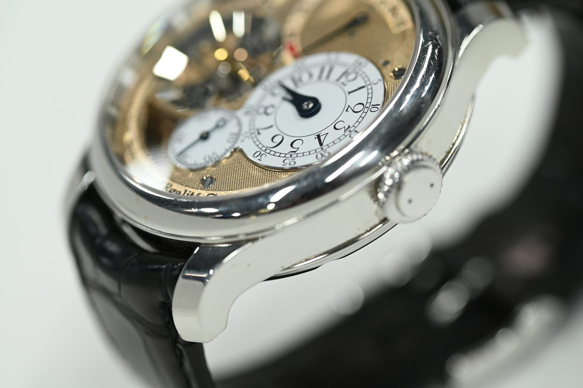 F.P. Journe Tourbillon Souverain Remontoir d'Égalité — Case profile with crown and stepped lugs on black alligator.