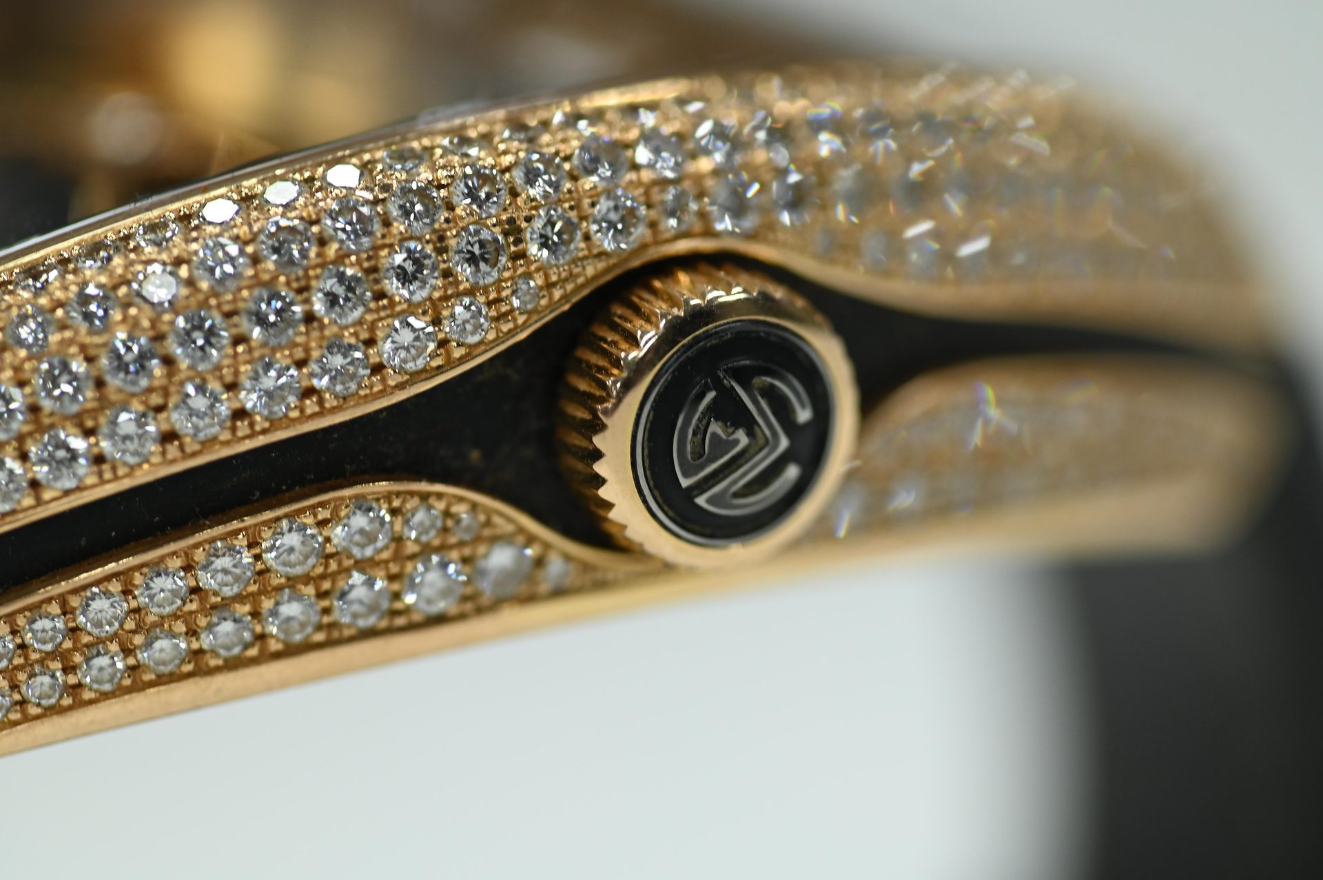 Franck Muller Vanguard Gravity Tourbillon — Crown with the Franck Muller monogram, set between pavé flanks.