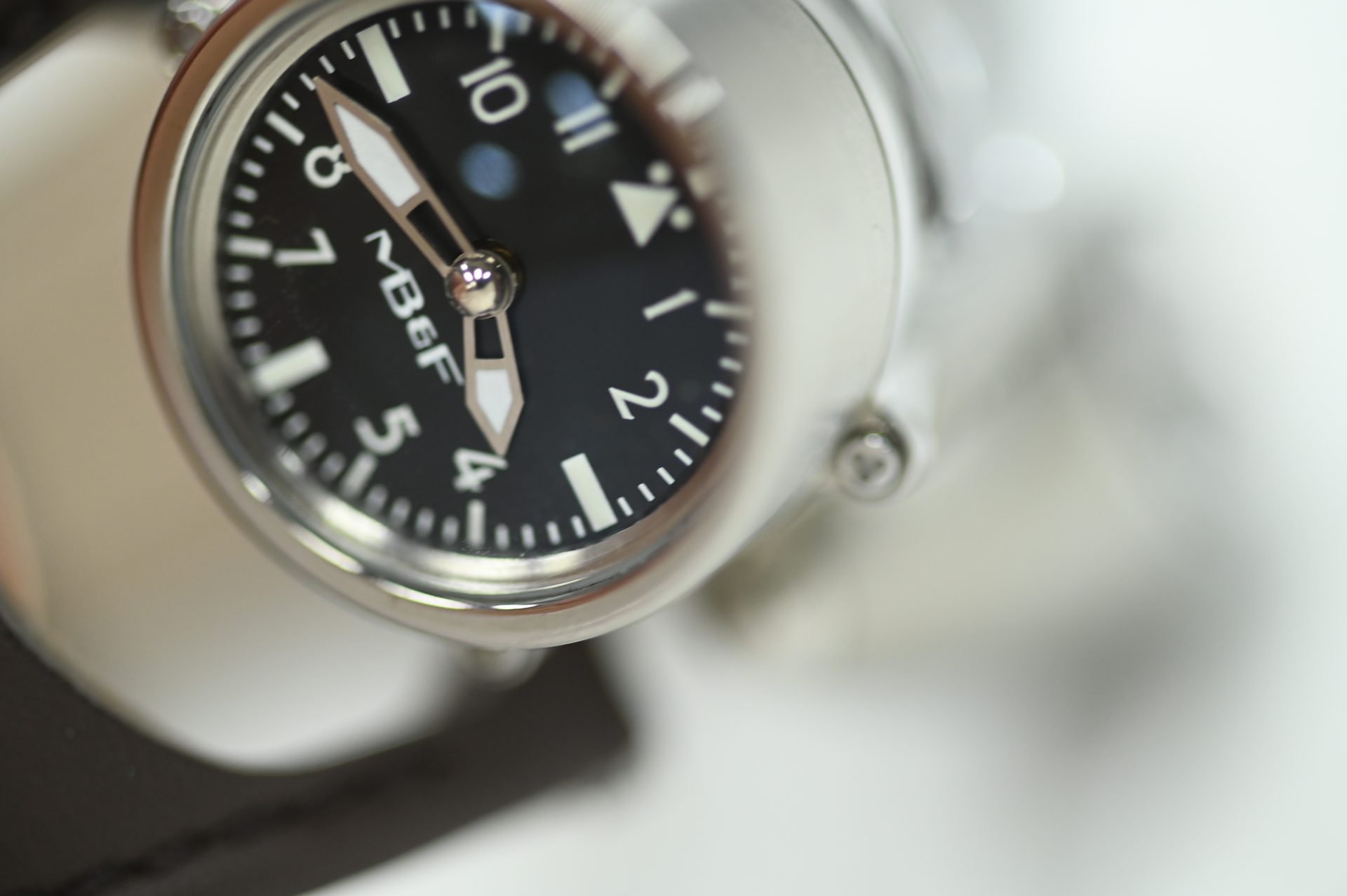 MB&F Horological Machine No.9 Flow — Aviation dial mounted vertically on the case flank with its own crown.