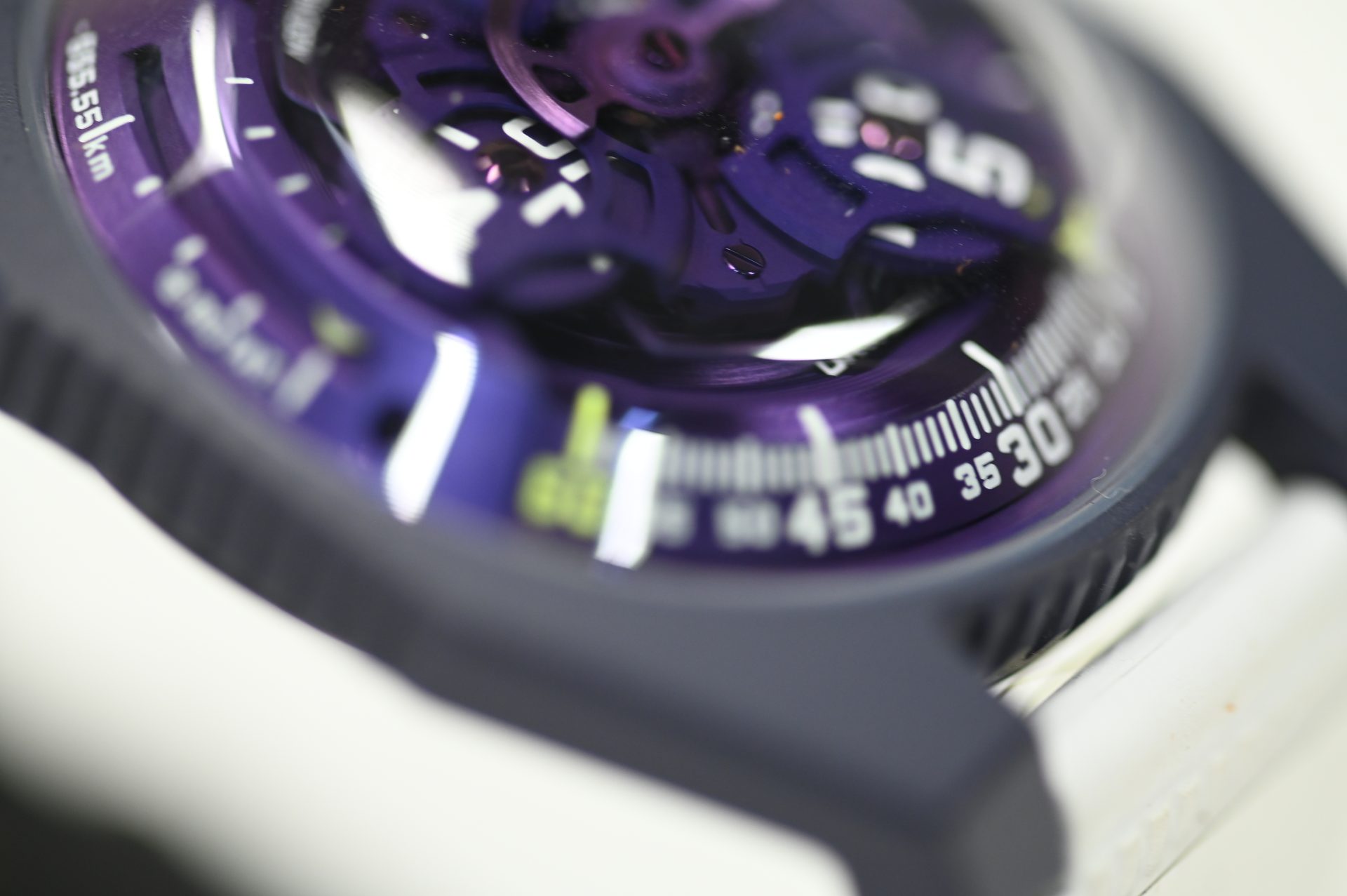URWERK UR-100V — Auxiliary scales: kilometres travelled on Earth's rotation and orbital distance.